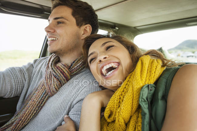 Молода пара, сміючись в той час, як водіння, Кейптаун, Західної Капській провінції, Південна Африка — стокове фото