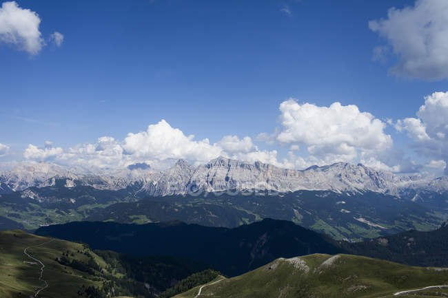 Paysage de montagne et ciel bleu — Photo de stock