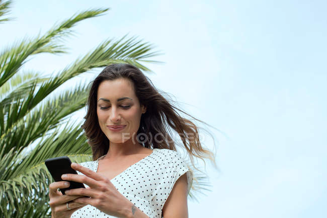 Young woman texting on smartphone — Stock Photo