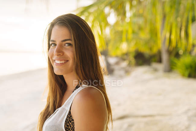 Retrato de una joven en la playa de Anda, provincia de Bohol, Filipinas - foto de stock