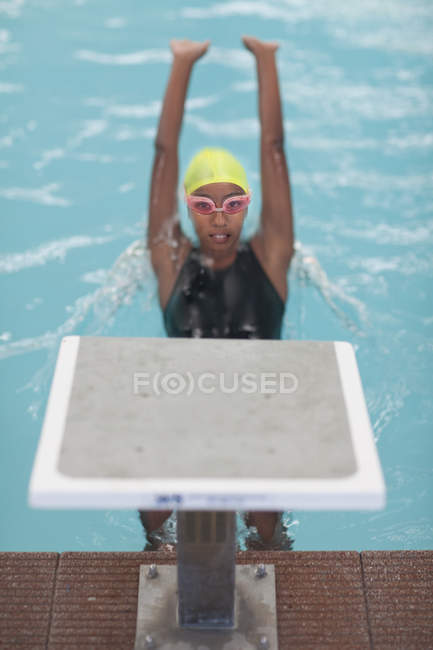 Menina backstroke treinamento na piscina — Fotografia de Stock