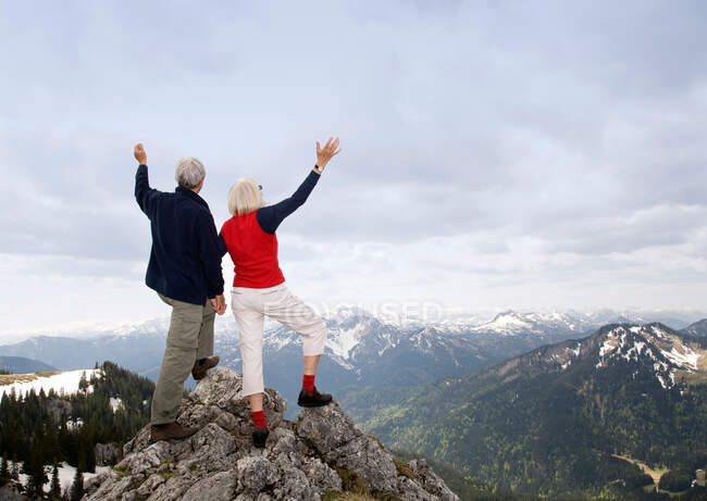 Couple sénior au sommet de la montagne — Photo de stock