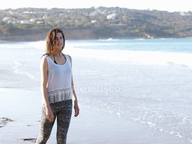 Mulher desfrutando de praia, Roadknight, Victoria, Australia — Fotografia de Stock