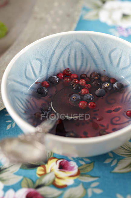 Чаша с летними ягодами — стоковое фото