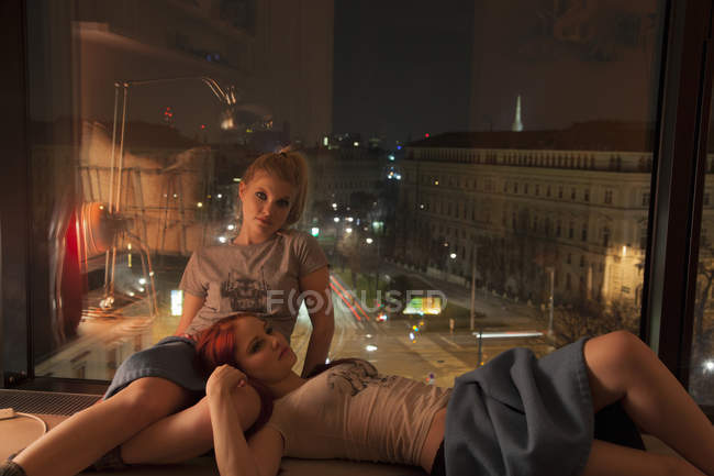 Jovens mulheres descansando pela janela do hotel com vista, Viena, Áustria — Fotografia de Stock
