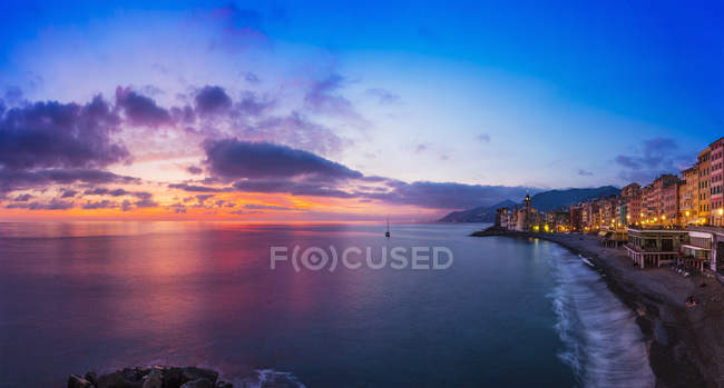 Vista da costa ao pôr do sol — Fotografia de Stock