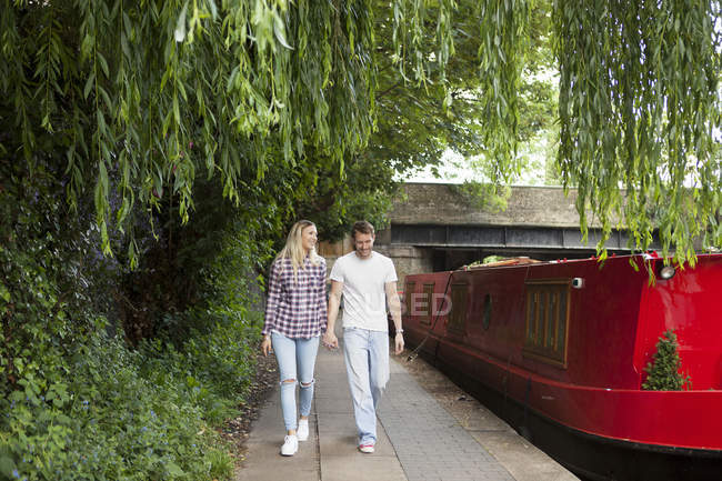 Couple walking along canal, London, UK — Stock Photo