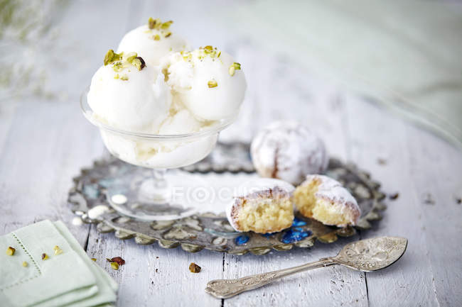 Морозиво прикрашене фісташковими горіхами — стокове фото