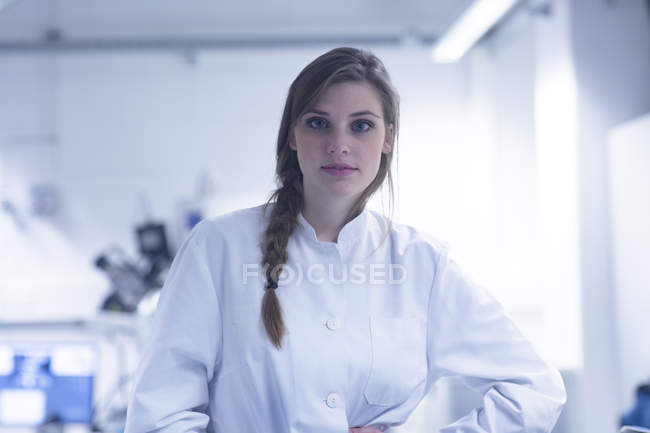 Retrato de una joven científica en laboratorio - foto de stock