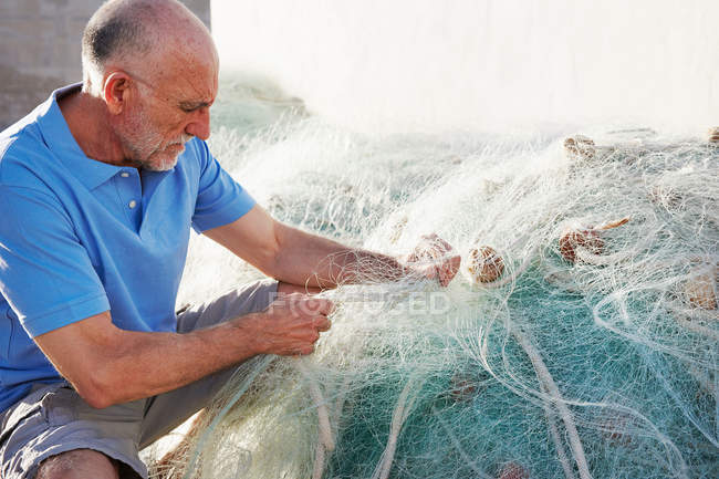 Vista lateral do pescador com redes — Fotografia de Stock
