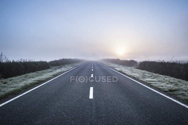Carretera vacía en el entorno rural - foto de stock