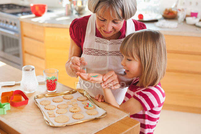 Abuela y nieto hornear galletas - foto de stock