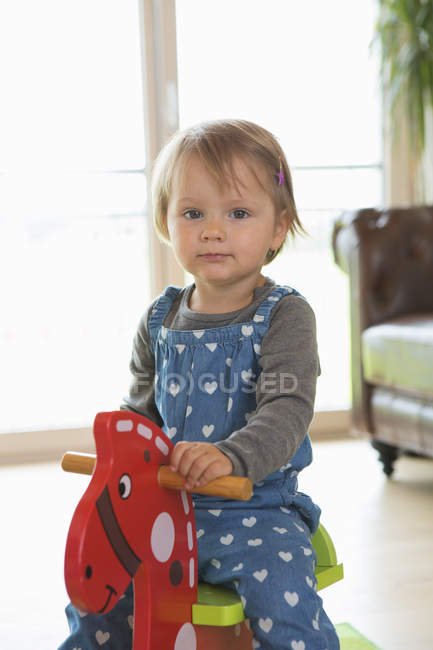 Retrato de una niña jugando al balancín - foto de stock