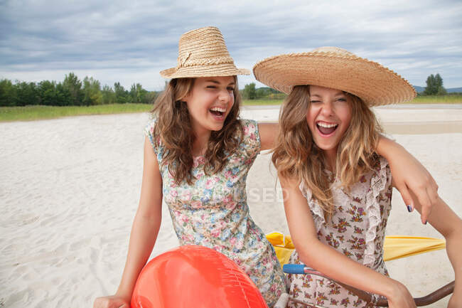 Lächelnde Frauen, die Spaß am Strand haben — Stockfoto
