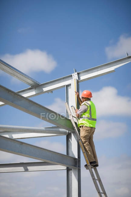 Trabalhador a inspeccionar um terreno de construção — Fotografia de Stock