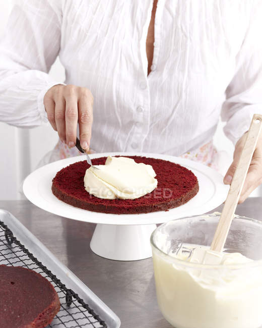 Imagem cortada de chef preparando bolo de chocolate — Fotografia de Stock