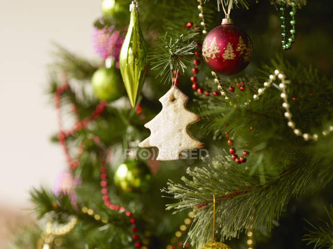 Weihnachtsbaum mit Christbaumkugeln und Weihnachtsgebäck — Stockfoto