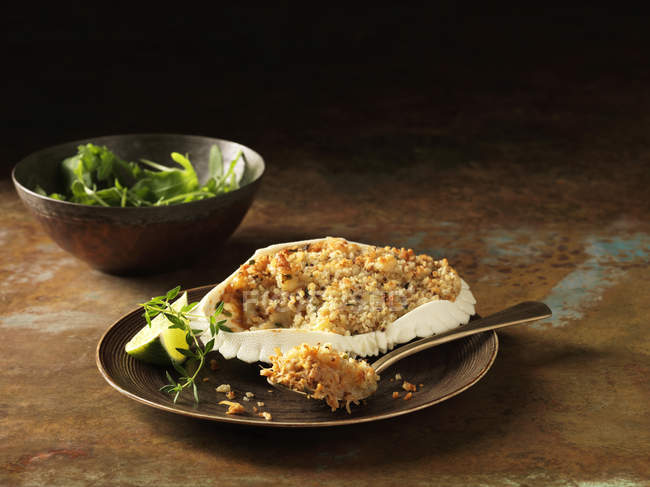 Orkney crab gratin in shell mit Rucola — Stockfoto