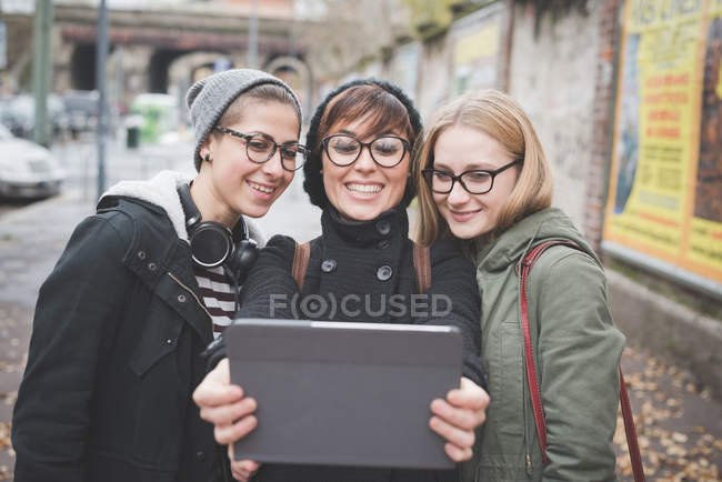 Retrato de Adolescentes tomando selfie ao ar livre — Fotografia de Stock