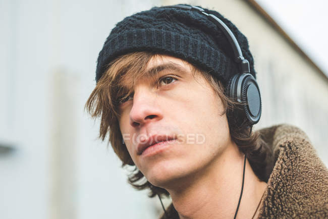 Portrait de l'homme portant des écouteurs — Photo de stock