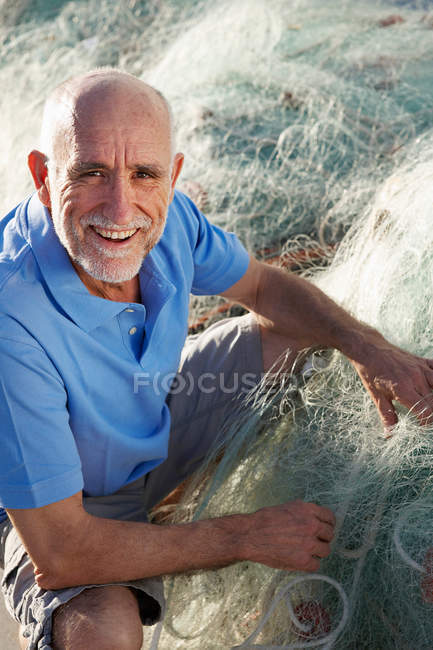 Pescador sonriente con redes - foto de stock