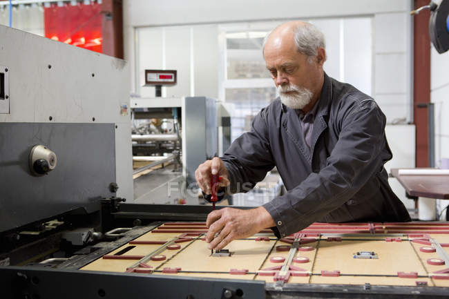 Engenheiro de reparação de máquina de fabricação em fábrica de papelão — Fotografia de Stock