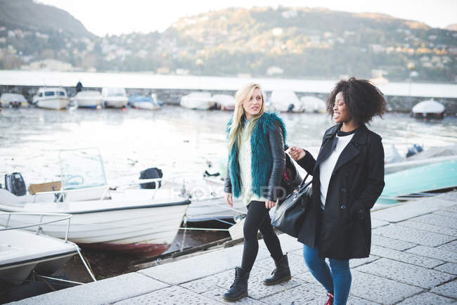Zwei junge Freundinnen spazieren am como see, como, italien — Stockfoto