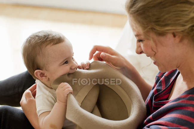Madre jugando con bebé niño - foto de stock