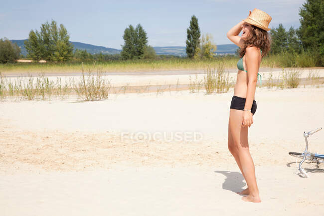 Jovem mulher rindo em uma praia — Fotografia de Stock