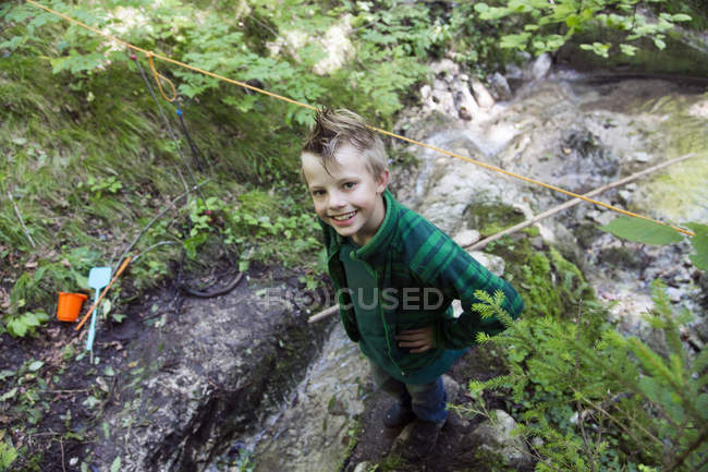 Hochwinkelporträt eines Jungen im Bach, Berchtesgaden, Obersalzberg, Bayern, Deutschland — Stockfoto