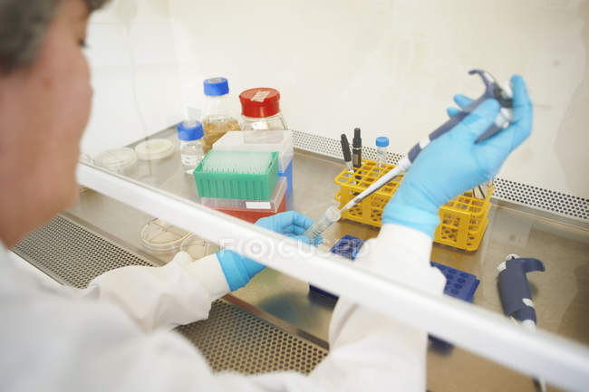 Wissenschaftlerin pipettiert Probe im Reagenzglas — Stockfoto