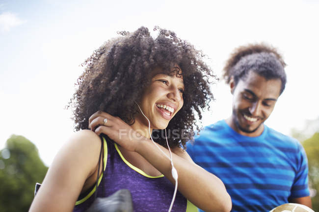 Молода футбольна пара сміється разом у парку — стокове фото