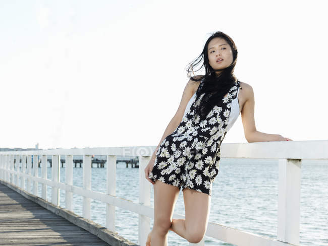 Porträt einer jungen Frau, die sich an ein Brückengeländer lehnt, Port Melbourne, Melbourne, Victoria, Australien — Stockfoto