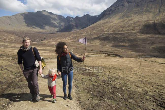 Excursionismo familiar en las montañas, Piscinas de hadas, Isla de Skye, Hébridas, Escocia - foto de stock