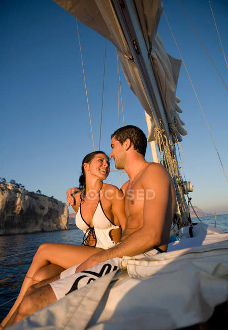 Casal sorrindo um para o outro no barco — Fotografia de Stock