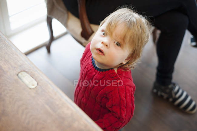 Niño mirando hacia la cámara - foto de stock