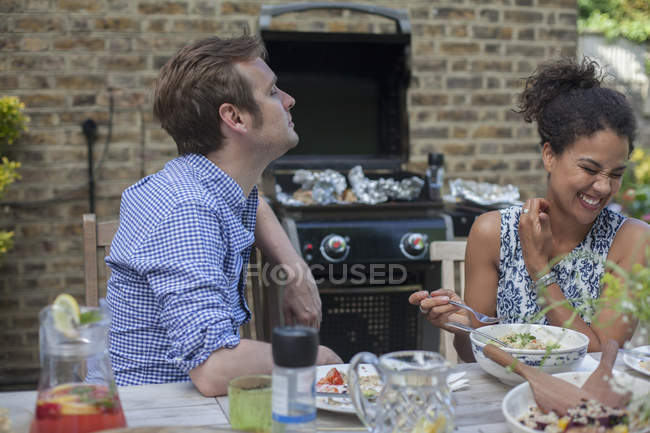 Mitte erwachsenes Paar isst Mahlzeit im Freien — Stockfoto