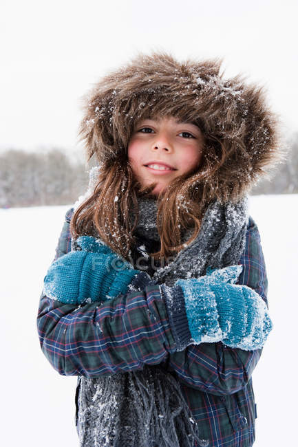 Mädchen steht im Schnee und friert — Stockfoto
