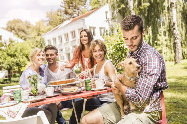 Gruppe von Freunden genießt Gartenparty — Stockfoto