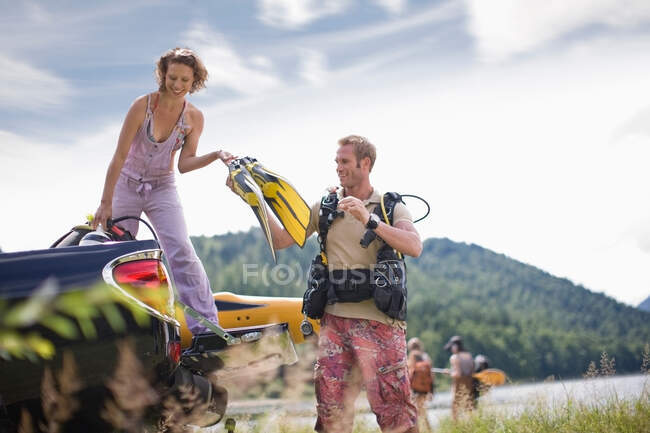Couple on a diving trip — Stock Photo