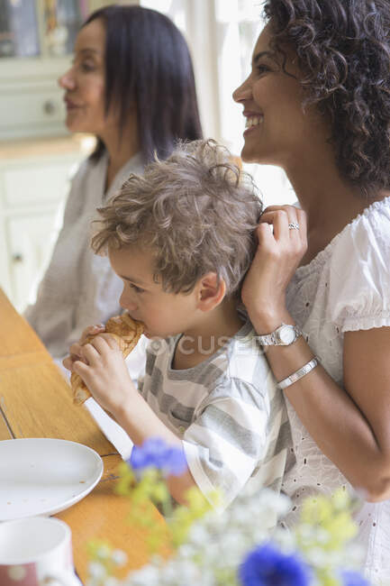 Familie genießt gemeinsames Frühstück — Stockfoto