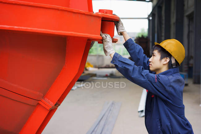 Lavoratore in impianto di produzione gru, Cina — Foto stock
