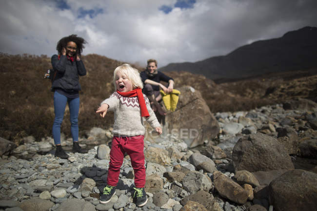 Boy pointing and shouting — Stock Photo