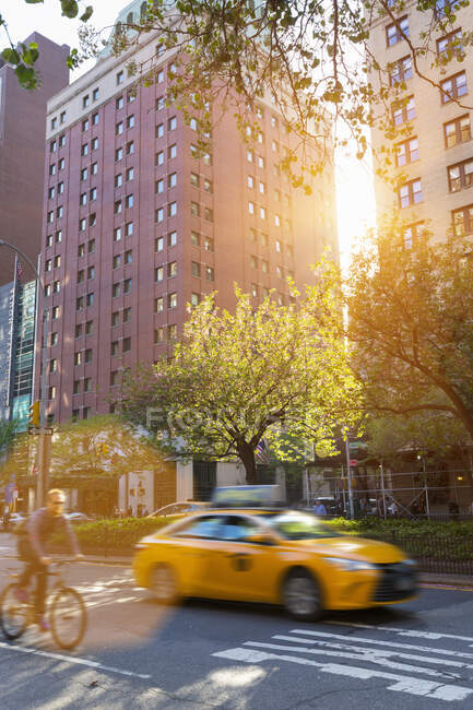 Желтый кэб на дороге на Парк-авеню в Нью-Йорке, США — стоковое фото