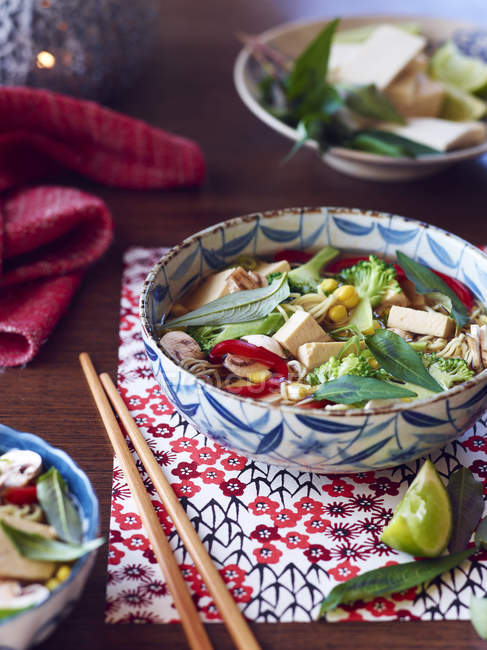 Vietnamesische Suppe mit Tofukäse und Stäbchen auf dem Tisch — Stockfoto