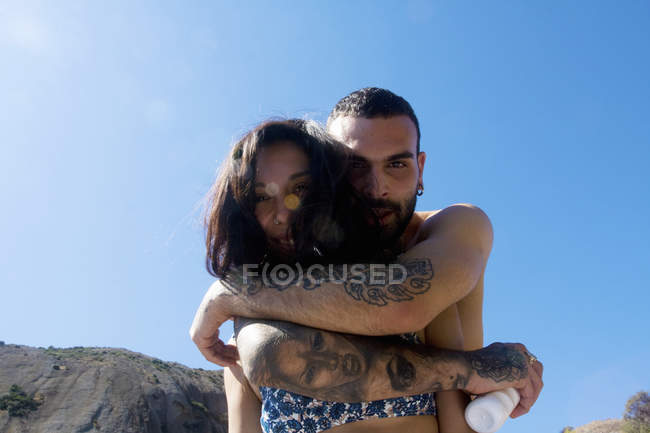 Retrato de jovem casal abraçando na costa, Marselha, França — Fotografia de Stock