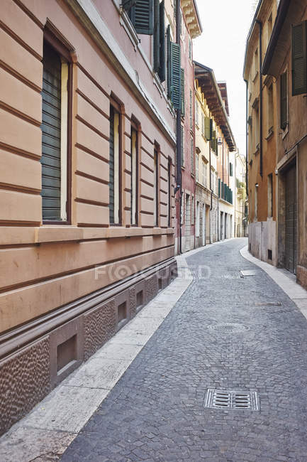Уменьшающаяся перспектива узкой улицы, Верона, Италия — стоковое фото