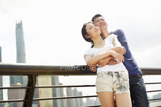Couple étreignant sur le front de mer, The Bund, Shanghai, Chine — Photo de stock