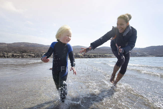 Mutter und Sohn laufen am Strand, loch eishort, isle of skye, hebrides, scotland — Stockfoto
