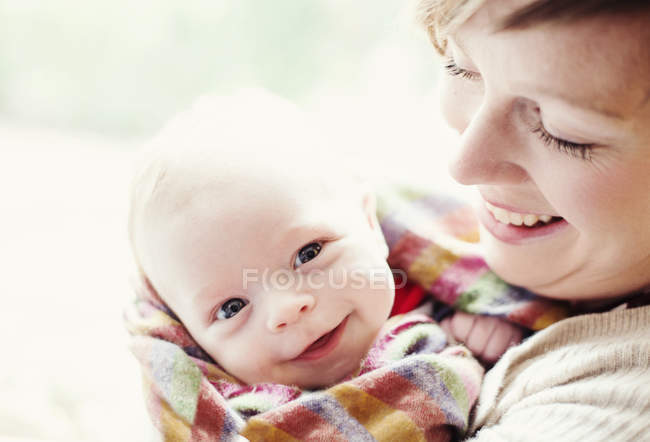 Портрет матери, держащей ребенка на руках — стоковое фото